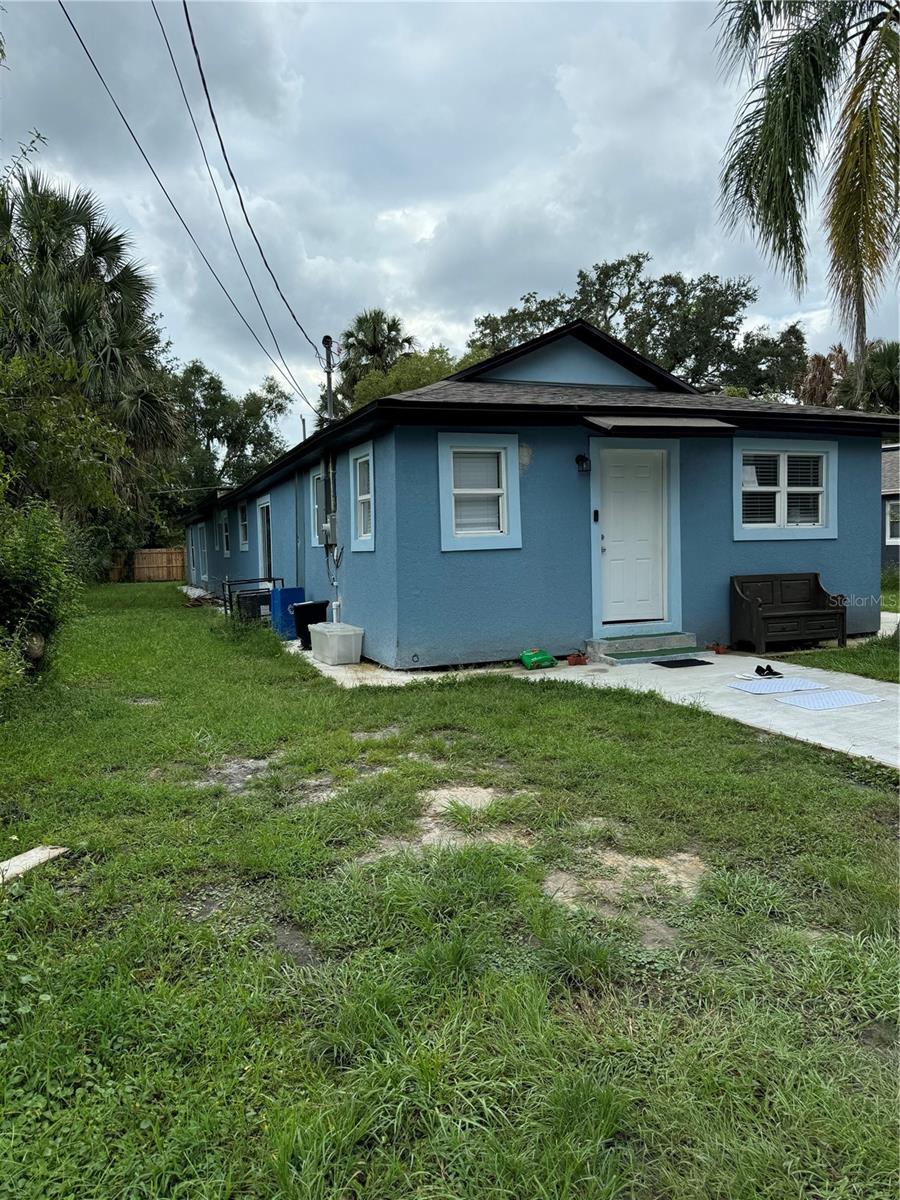 view of front of home featuring a front yard