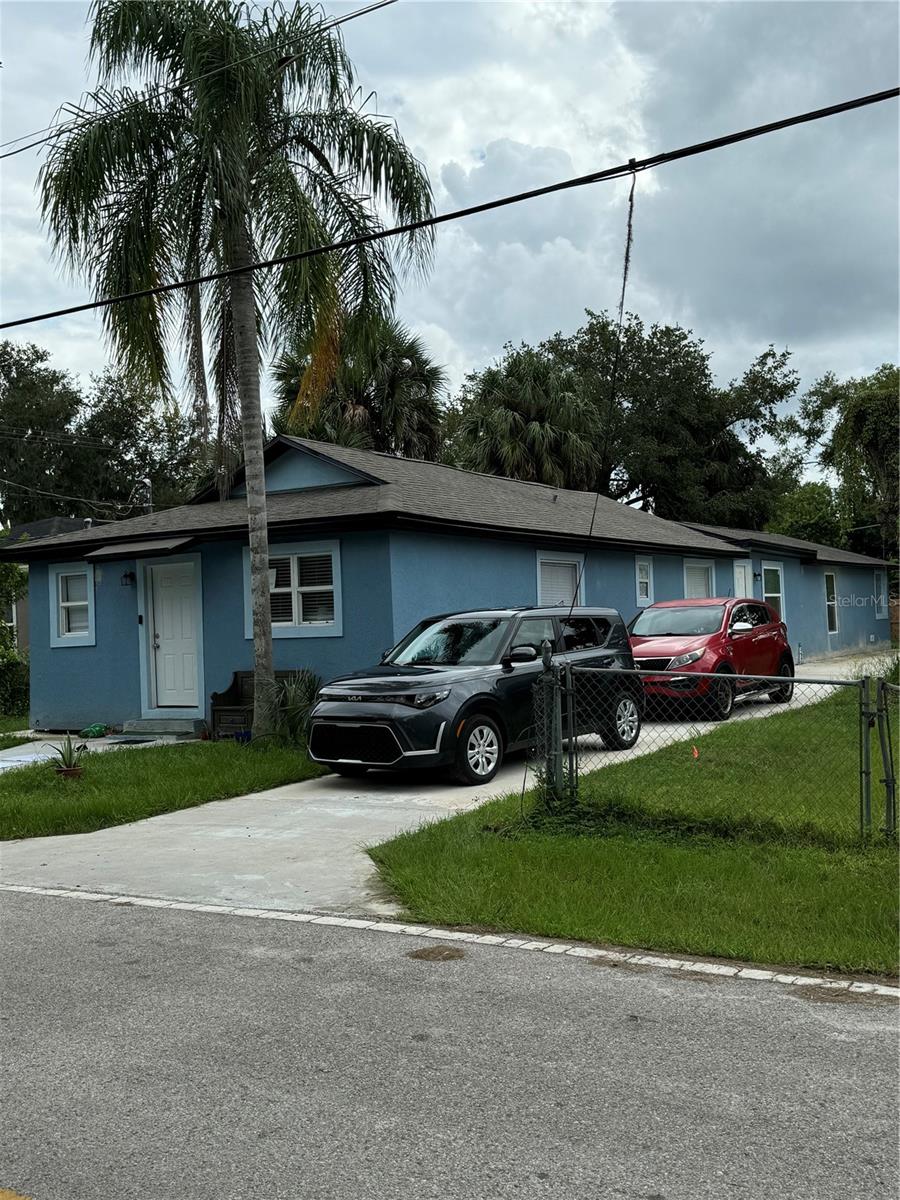 view of front of property featuring a front lawn