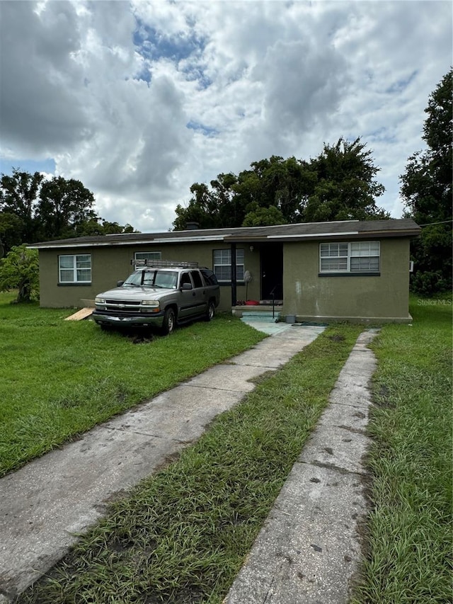 view of front of home featuring a front yard