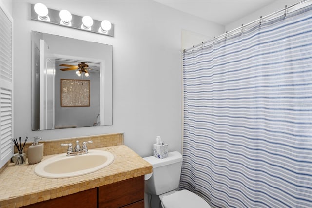 bathroom featuring a shower with curtain, toilet, vanity, and ceiling fan