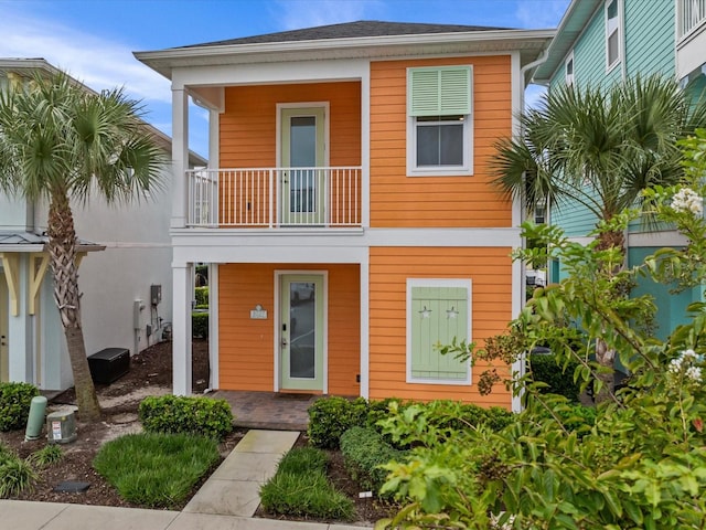 view of front of property featuring a balcony