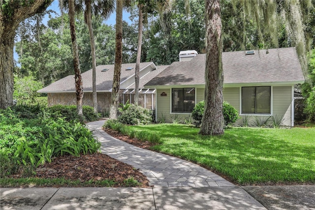 single story home featuring a front lawn