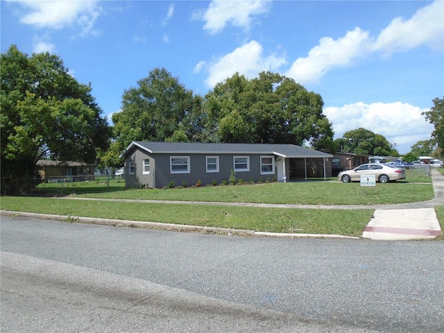 ranch-style house featuring a front yard