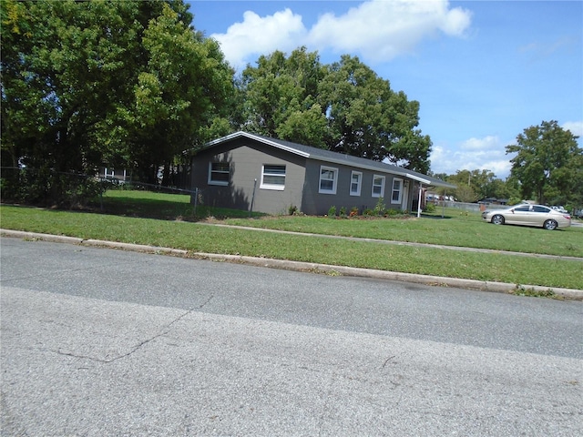 ranch-style house featuring a front yard