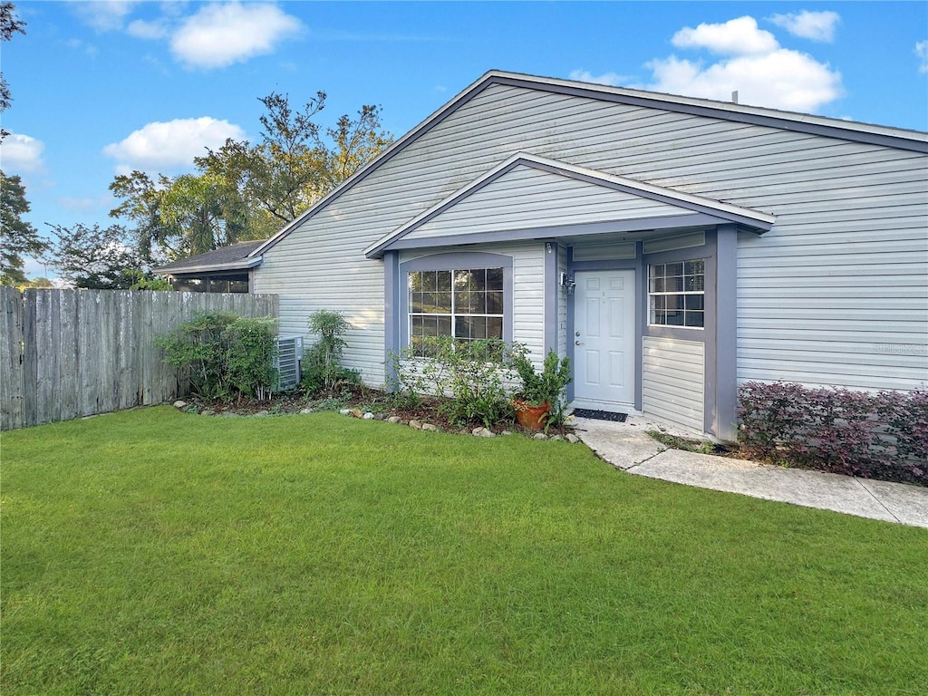 view of front of property featuring a front lawn