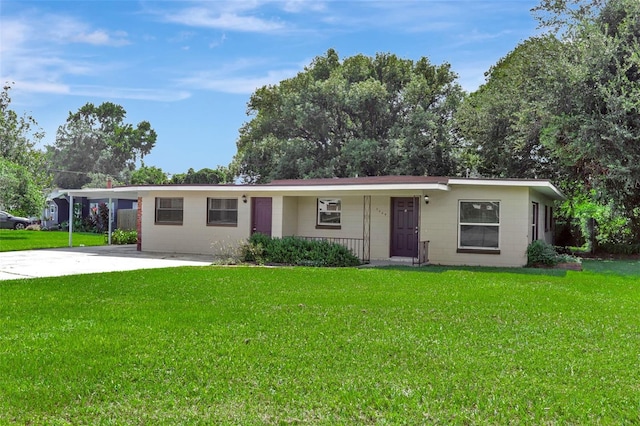 ranch-style home featuring a front lawn and a carport