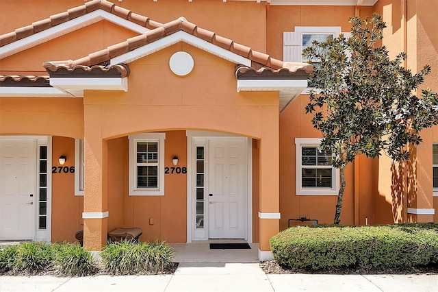 property entrance featuring a porch