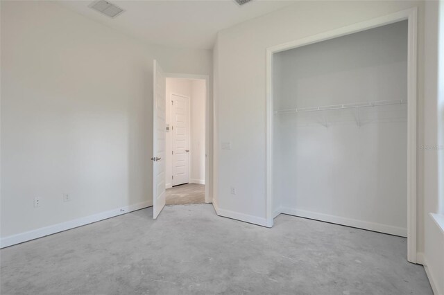 unfurnished bedroom featuring a closet