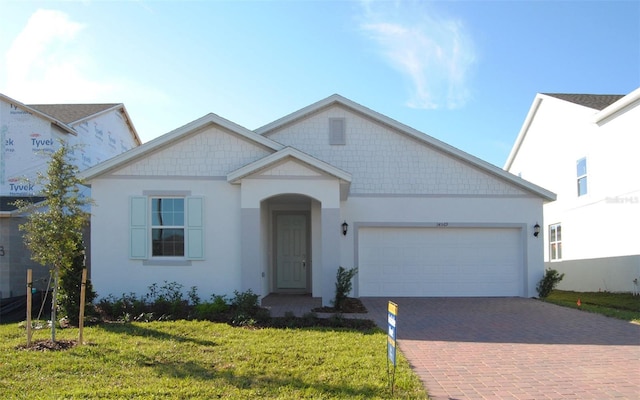 view of front of property featuring a front yard and a garage