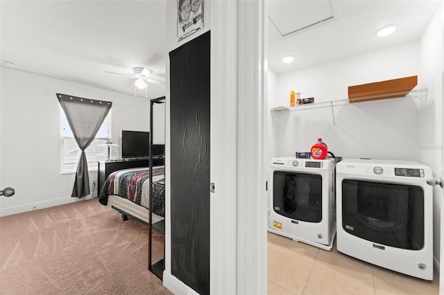 laundry room with light carpet, ceiling fan, and independent washer and dryer