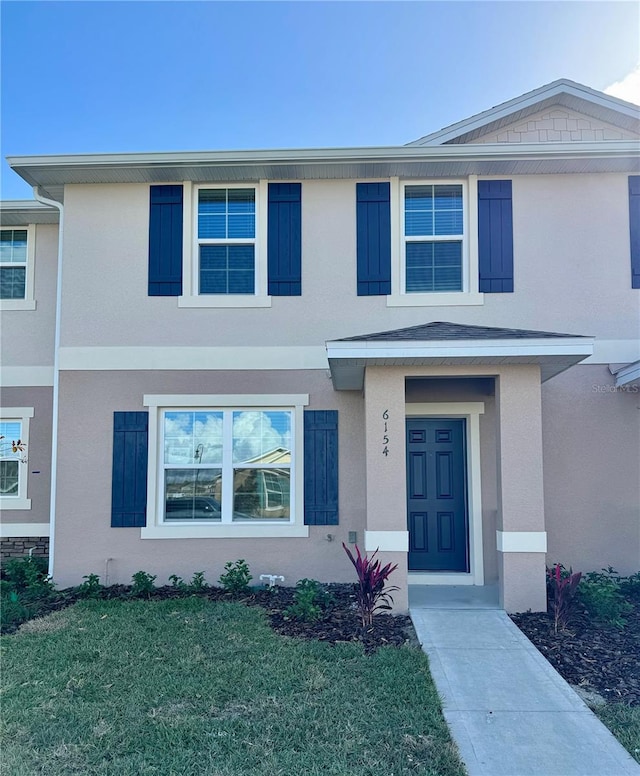 view of front facade with a front yard