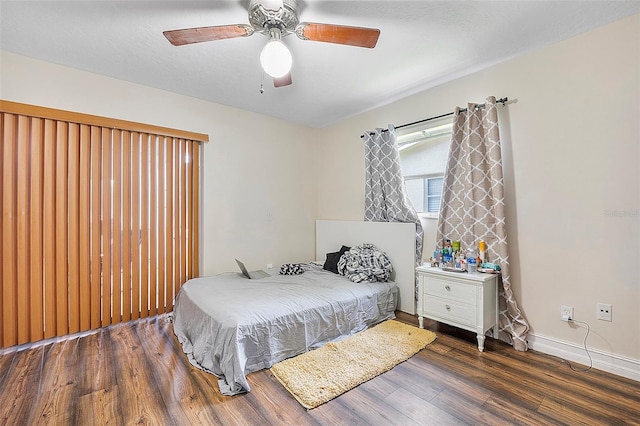 bedroom featuring a textured ceiling, dark hardwood / wood-style floors, and ceiling fan