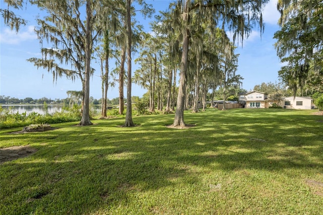 view of yard featuring a water view