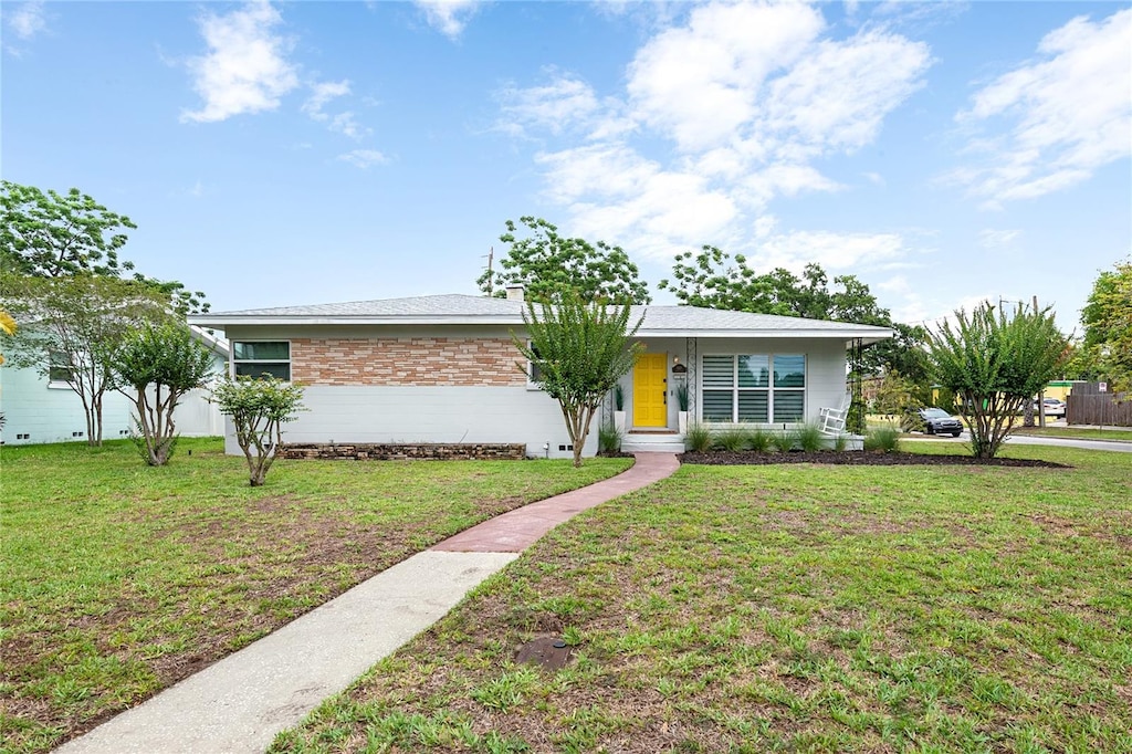 ranch-style house featuring a front yard