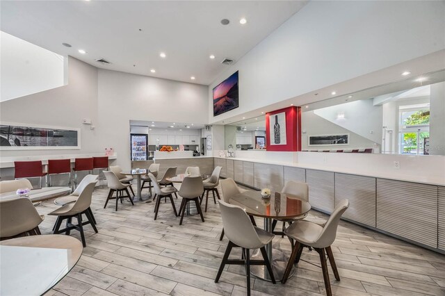 7383 Universal Blvd Unit 710, Orlando, FL 32819 - dining area with recessed lighting, visible vents, wood finished floors, and a towering ceiling