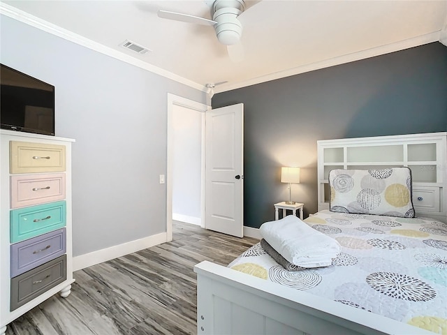 bedroom featuring ornamental molding, hardwood / wood-style floors, and ceiling fan