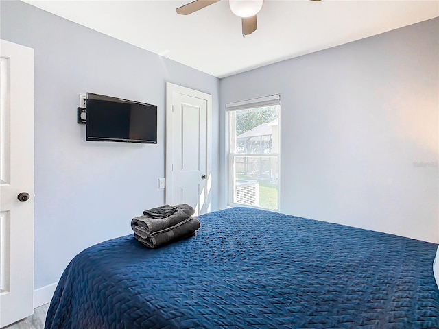 bedroom with ceiling fan