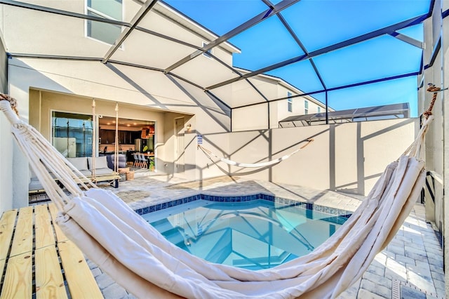 view of swimming pool featuring a patio, a jacuzzi, and a lanai