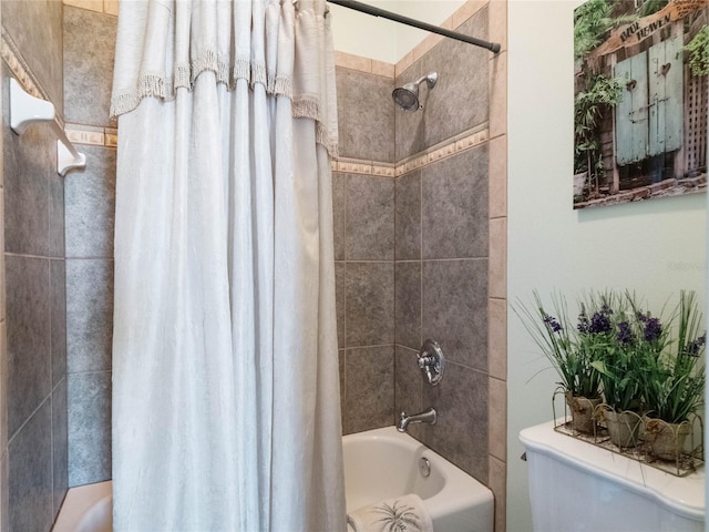 bathroom with shower / tub combo with curtain