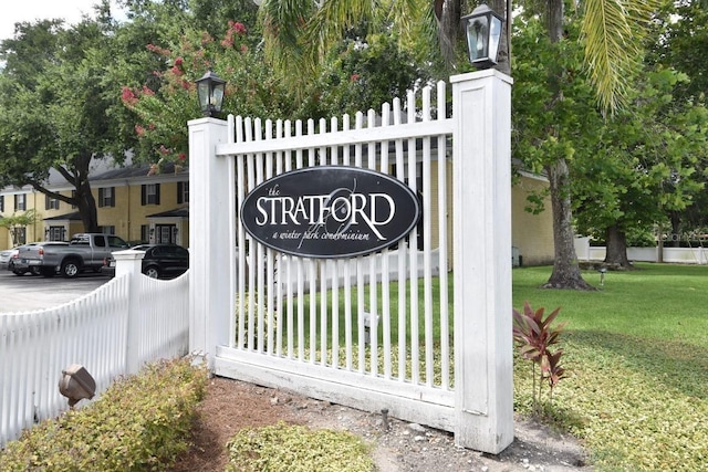community / neighborhood sign featuring a lawn