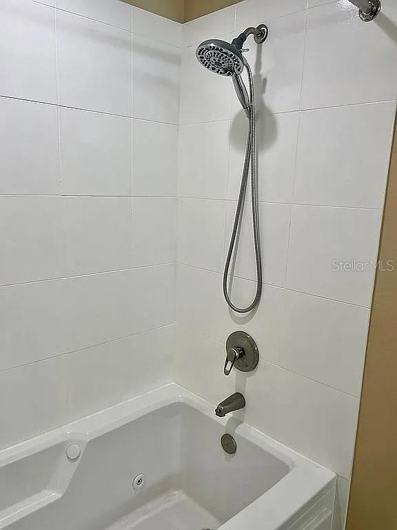 bathroom with tiled shower / bath combo