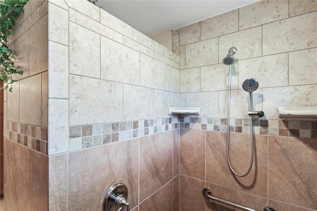 bathroom featuring a tile shower