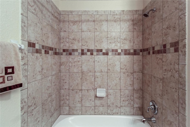 bathroom with tiled shower / bath combo