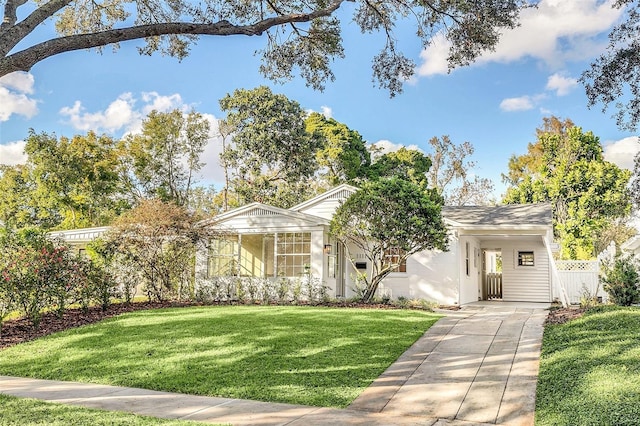 view of front of house featuring a front yard