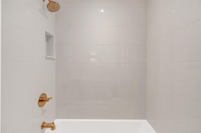 bathroom with tiled shower / bath