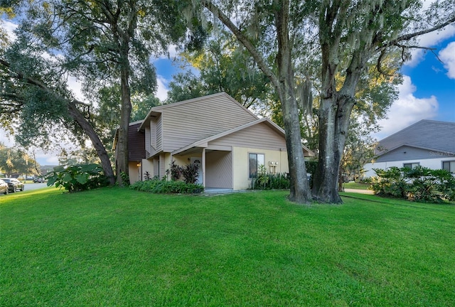 view of front facade featuring a front yard