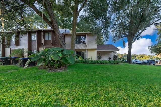 view of front of house featuring a front lawn