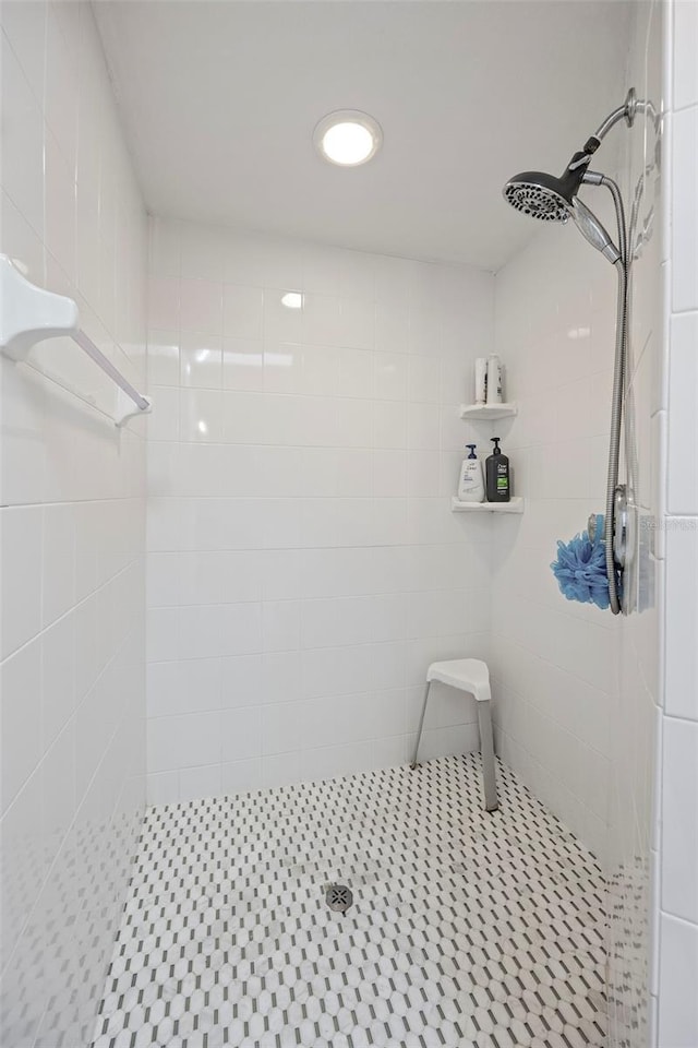 bathroom featuring a tile shower