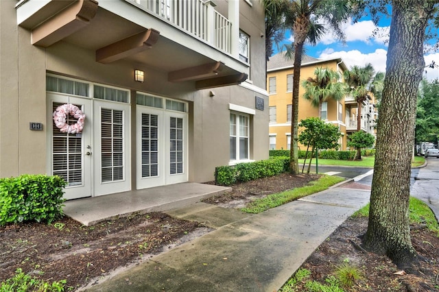 entrance to property featuring a balcony