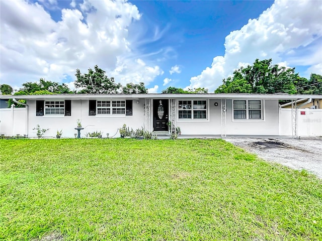 single story home with a front lawn