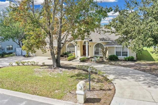 view of front facade featuring a garage and a front yard