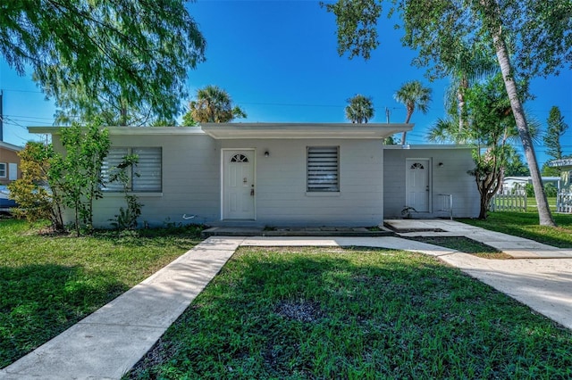 single story home featuring a front yard