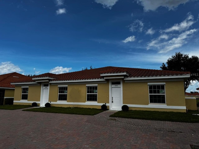 view of front of property with a front lawn