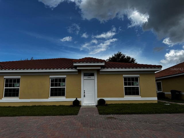 view of front of house with a front lawn