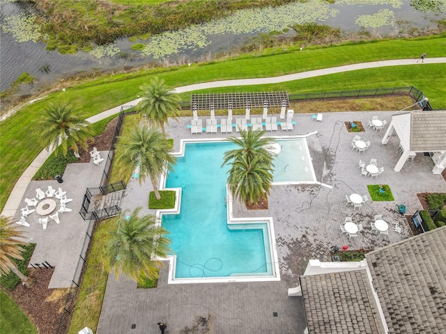 view of swimming pool with a yard