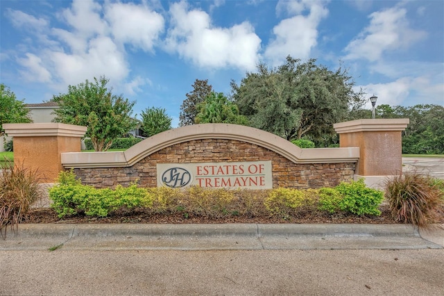 view of community / neighborhood sign