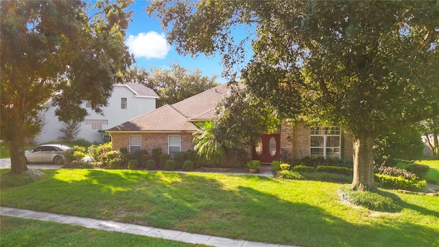 view of front of property featuring a front yard