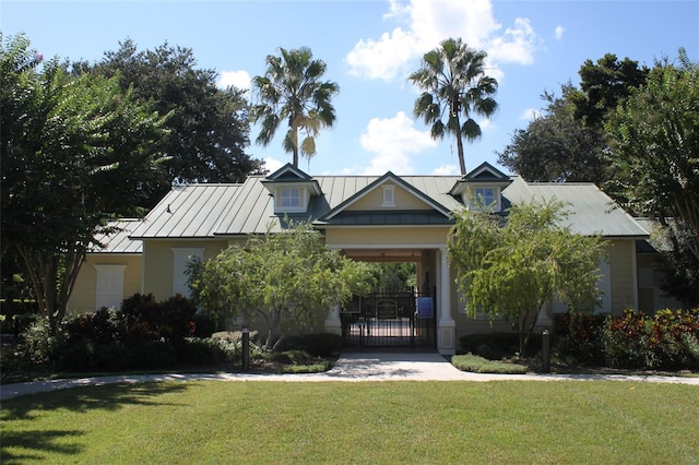 view of front of house featuring a front lawn