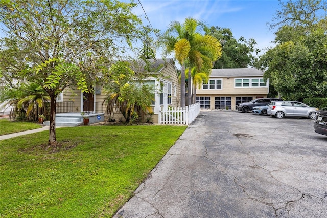 view of front of property featuring a front yard