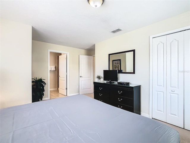 8967 California Palm Rd, Kissimmee, FL 34747 - bedroom featuring a closet, visible vents, baseboards, and connected bathroom