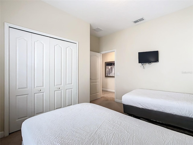 8967 California Palm Rd, Kissimmee, FL 34747 - bedroom featuring a closet, baseboards, carpet, and visible vents
