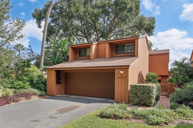 view of front facade featuring a garage