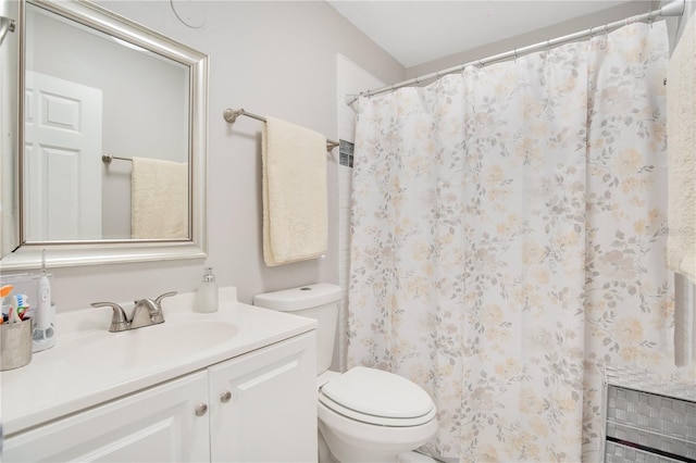 bathroom with a shower with curtain, vanity, and toilet