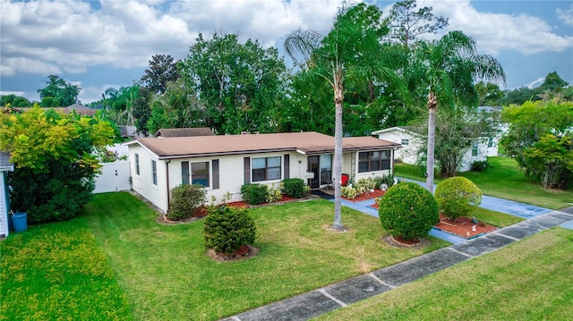 single story home with a front lawn