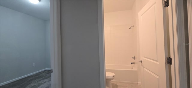 1007 Theodore St, Davenport, FL 33837 - full bathroom featuring washtub / shower combination, toilet, and baseboards