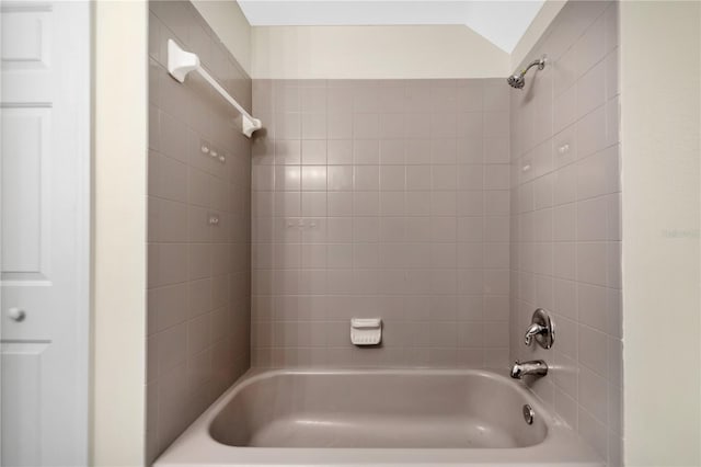 bathroom featuring tiled shower / bath